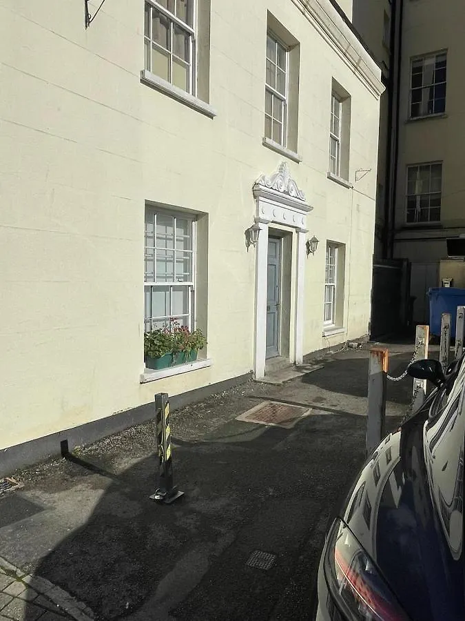 Studio Flat Central Cheltenham Parking Off Road
