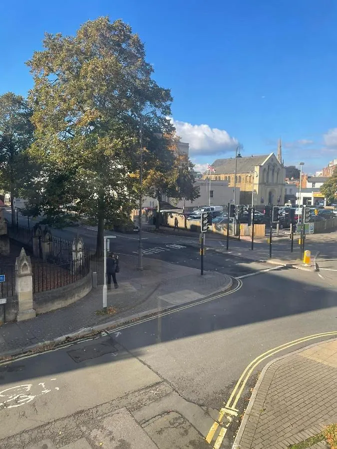 Apartment Studio Flat Central Cheltenham Parking Off Road