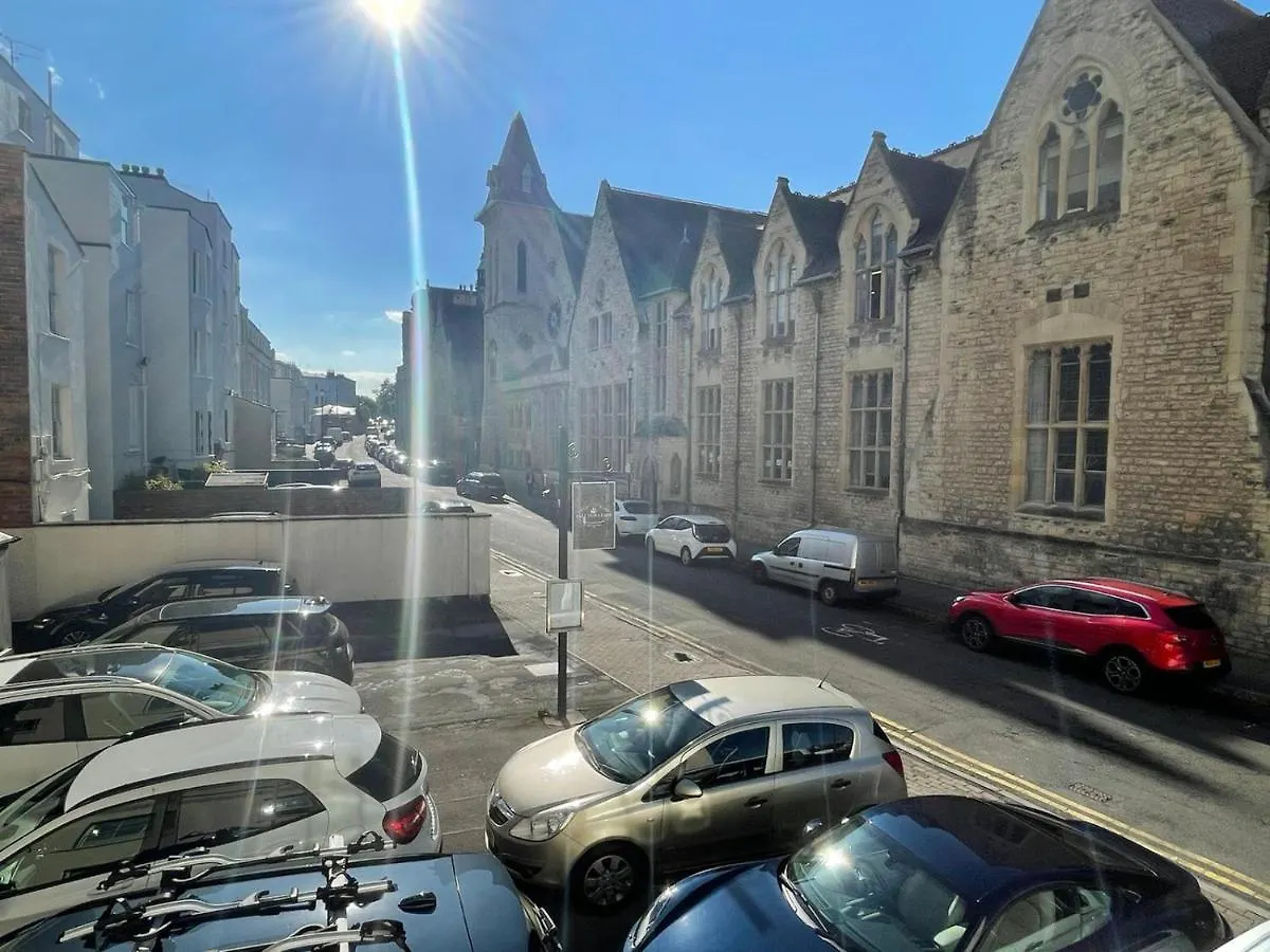 Studio Flat Central Cheltenham Parking Off Road 0*,  United Kingdom