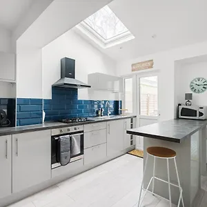  Holiday home Adorable, Inviting Town House!