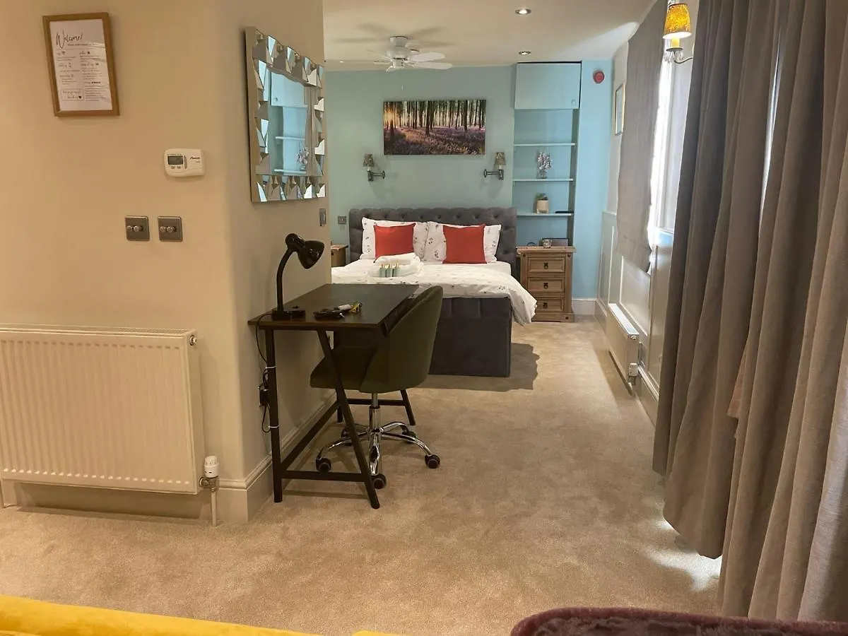 Studio Flat Central Cheltenham Parking Off Road
