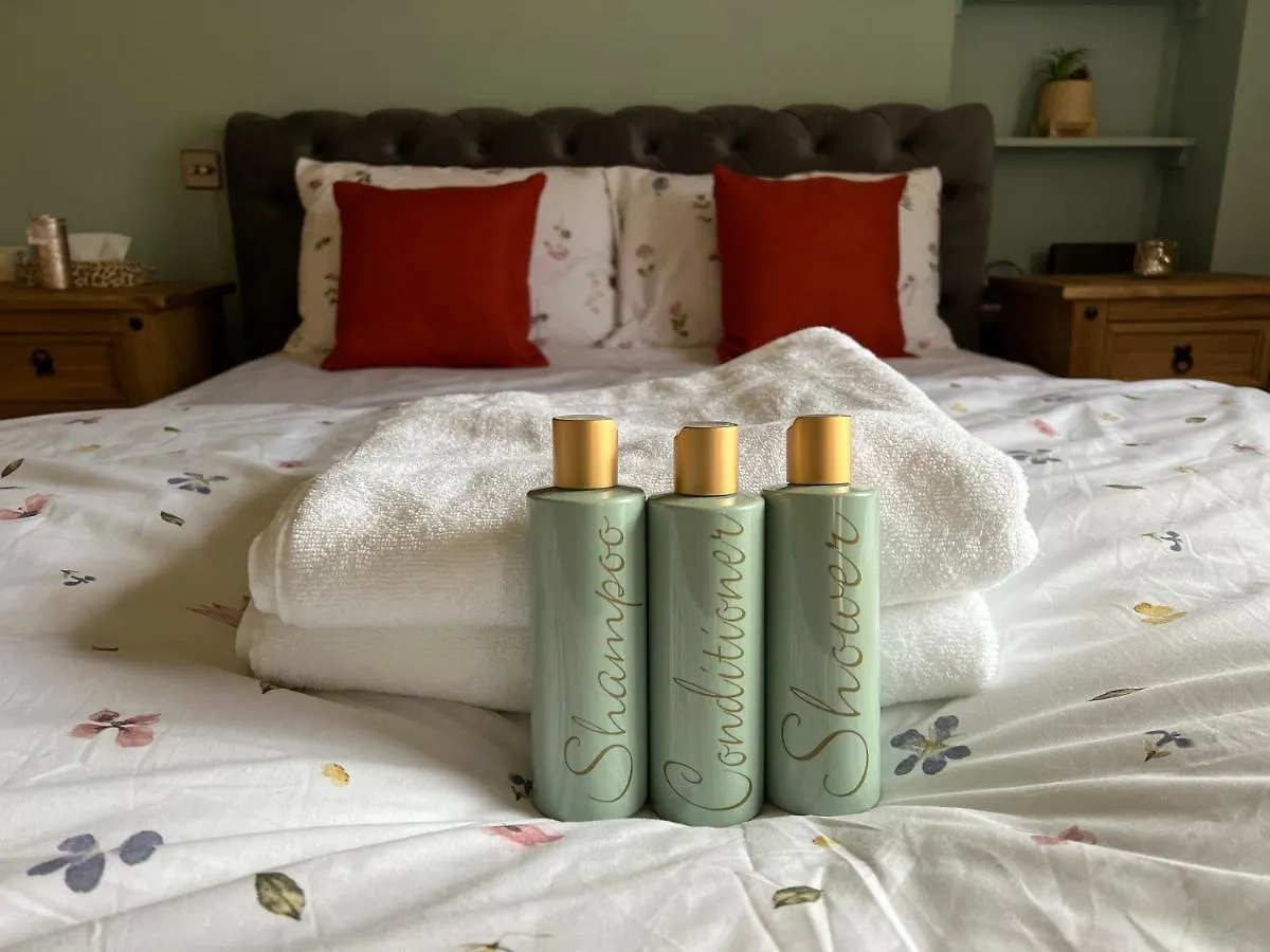 Studio Flat Central Cheltenham Parking Off Road דירה
