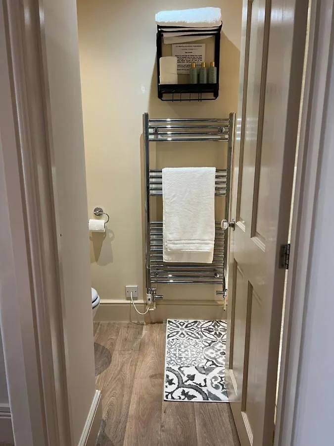 Studio Flat Central Cheltenham Parking Off Road