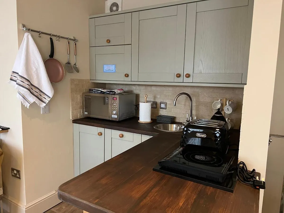 Studio Flat Central Cheltenham Parking Off Road בריטניה