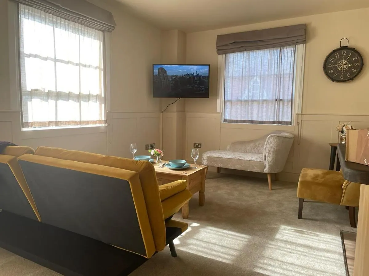 Studio Flat Central Cheltenham Parking Off Road