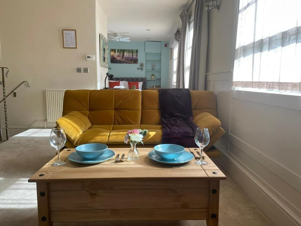 Studio Flat Central Cheltenham Parking Off Road דירה